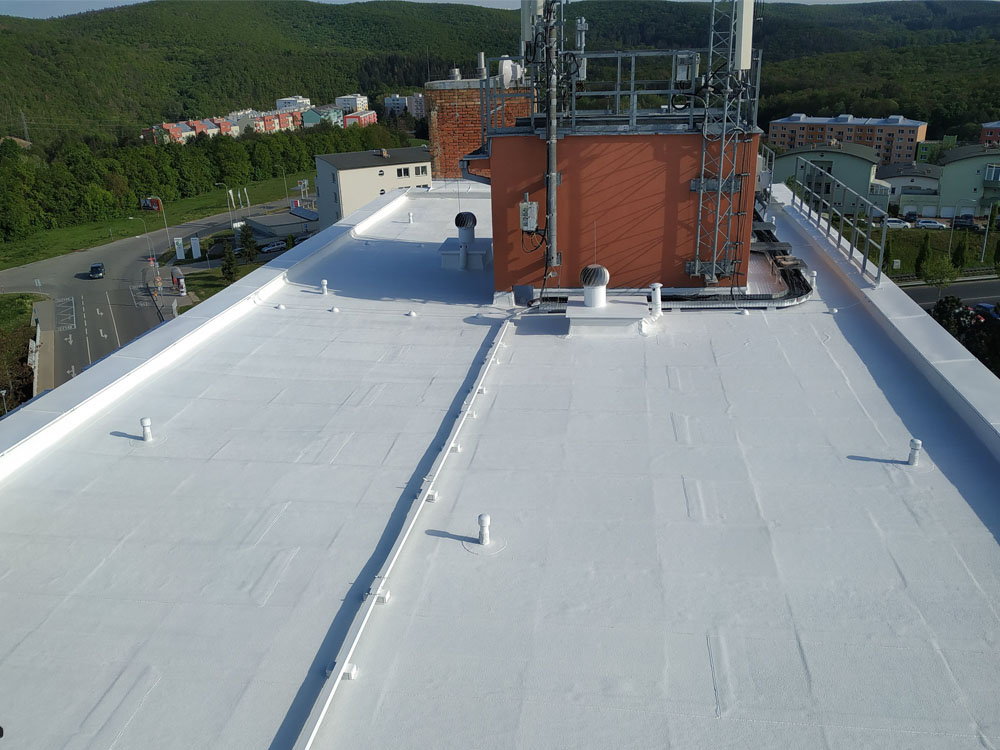 Čištění a nátěr střechy hydroizolačním nátěrem Brno-Bystrc